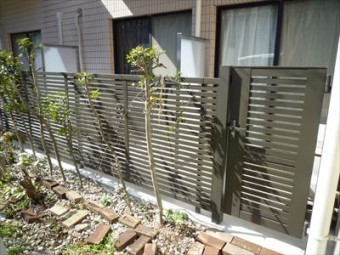 フェンスと間仕切りの取付 フェンスと間仕切りの取付